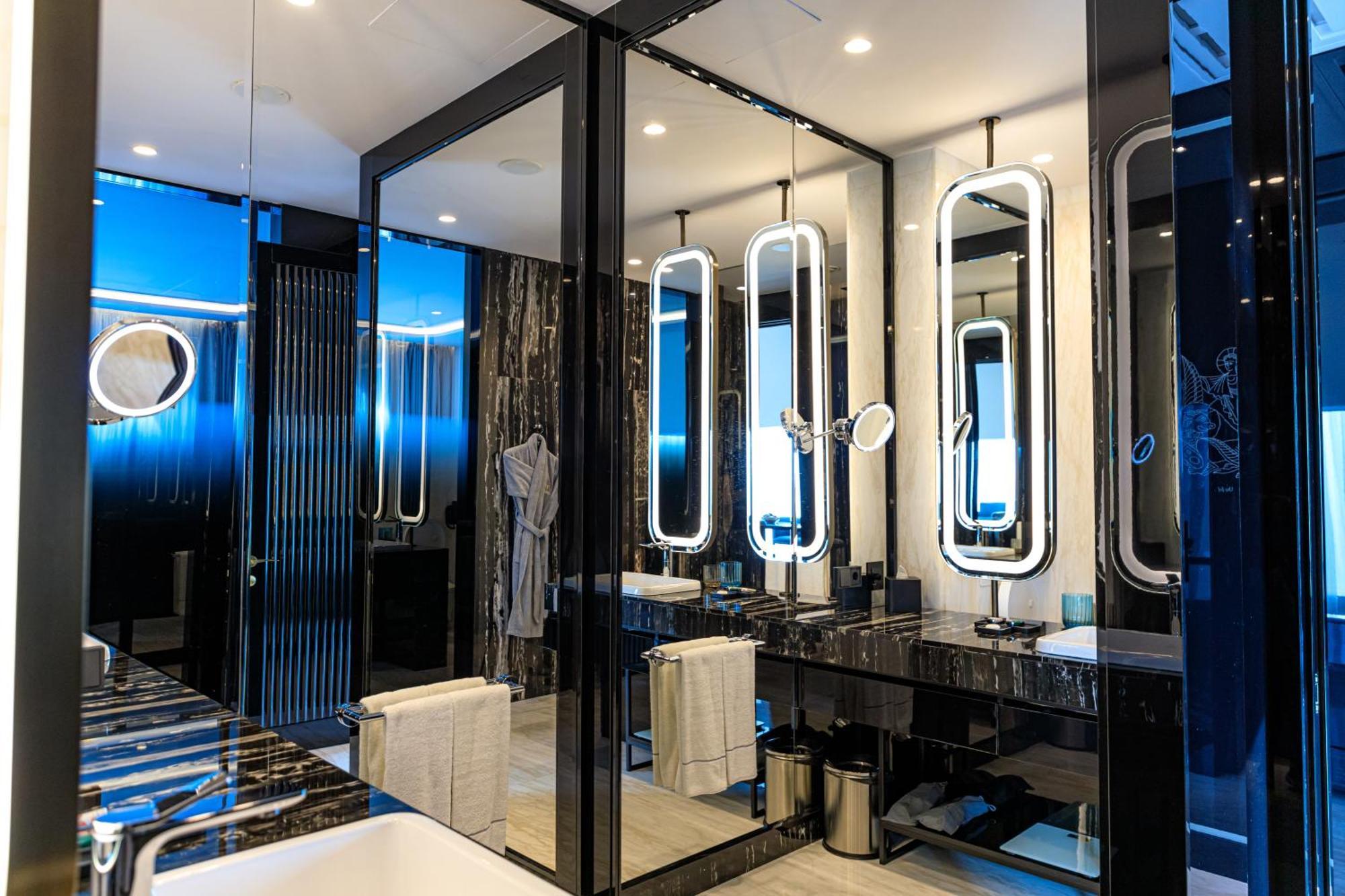 Seven Visions And Places, The Dvin Hotel Erévan